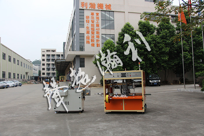 全自動<a href='http://m.sheasyhotel.com/xingyewenzhang/975.html' target='1' style='font-size:14px; font-weight:bold; color:#ff0000;'>商標分條機</a>